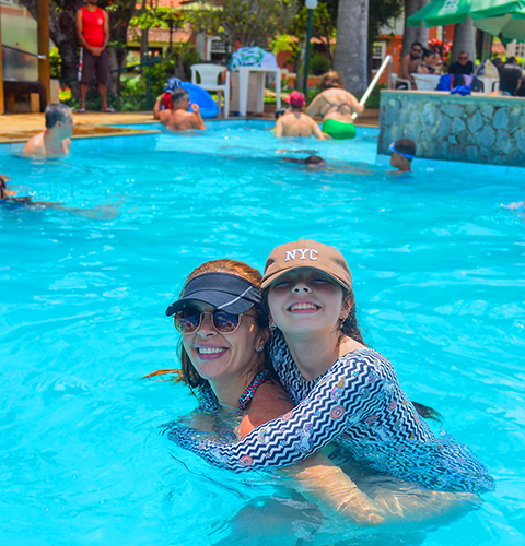 Hóspedes na Piscina